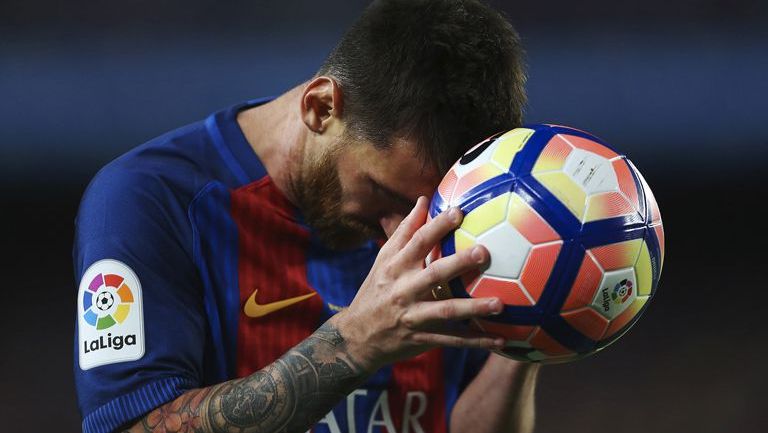 Lionel Messi se lamenta con el balón durante un juego de La Liga