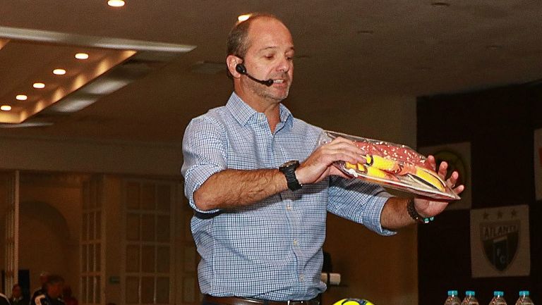 Luis García durante una plática para equipos de Fuerzas Básicas