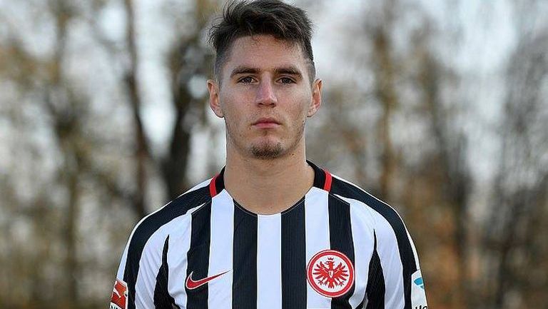 Guillermo Varela posa con la playera del Eintracht Frankfurt