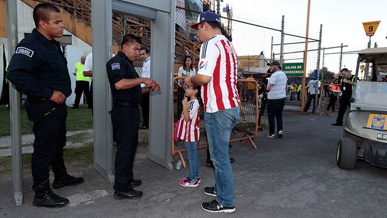 Aficionados de Chivas presenta sus boletos para ingresar al Volcán 