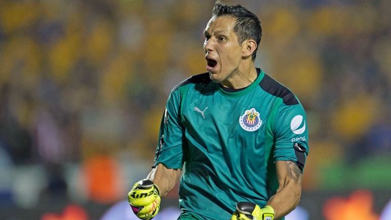 Rodolfo Cota festeja una anotación de Chivas