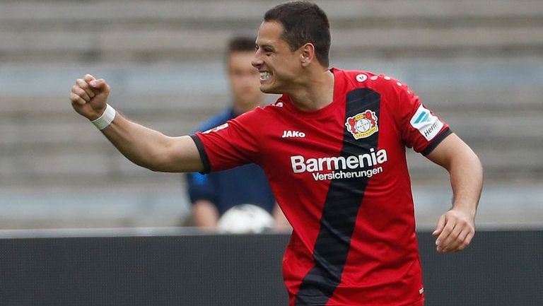 Chicharito festeja un gol en la última Jornada de la Bundesliga