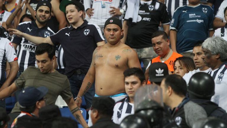 Aficionados de Monterrey son controlados por la policía