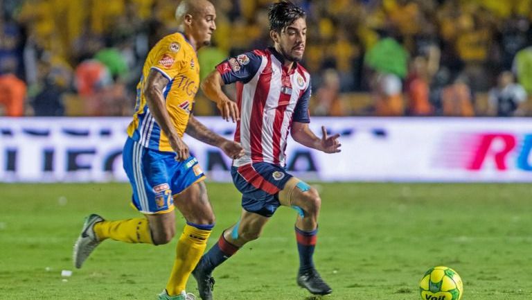 Pizarro conduce el balón frente a Luis Rodríguez de Tigres