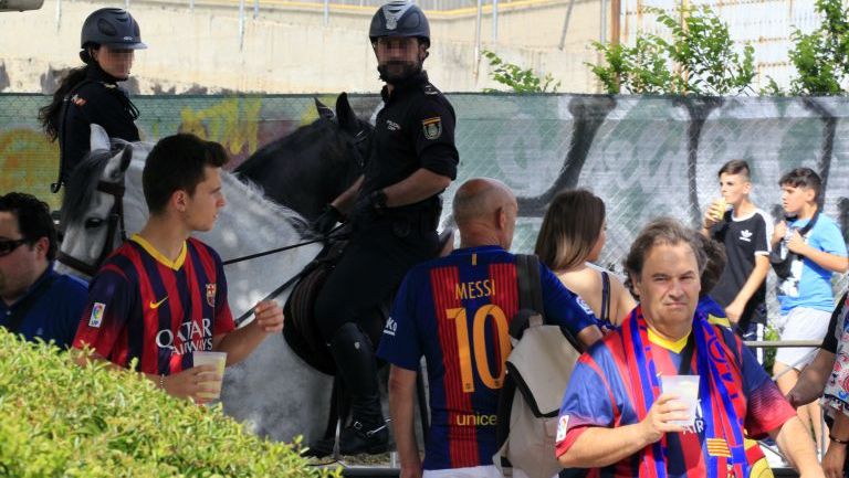 La policía resguarda las instalaciones del Vicente Calderón