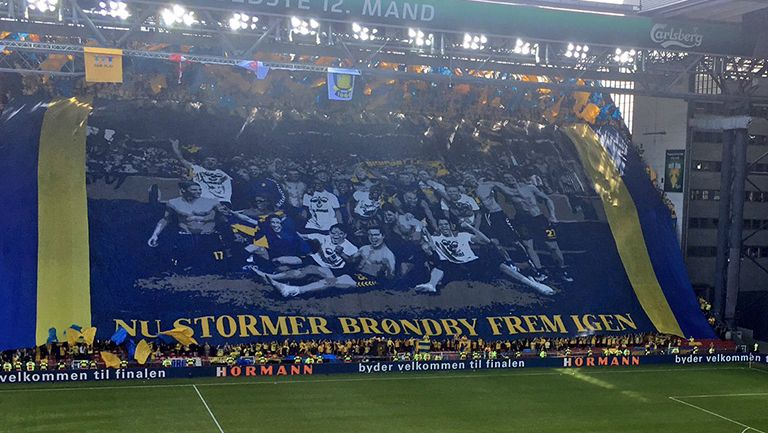 Afición del Brondby muestra una manta en apoyo a sus jugadores