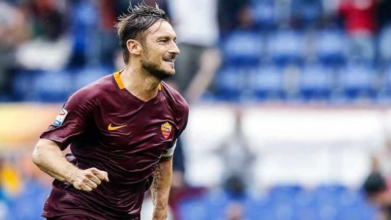 Totti celebra uno de sus últimos goles con la Roma