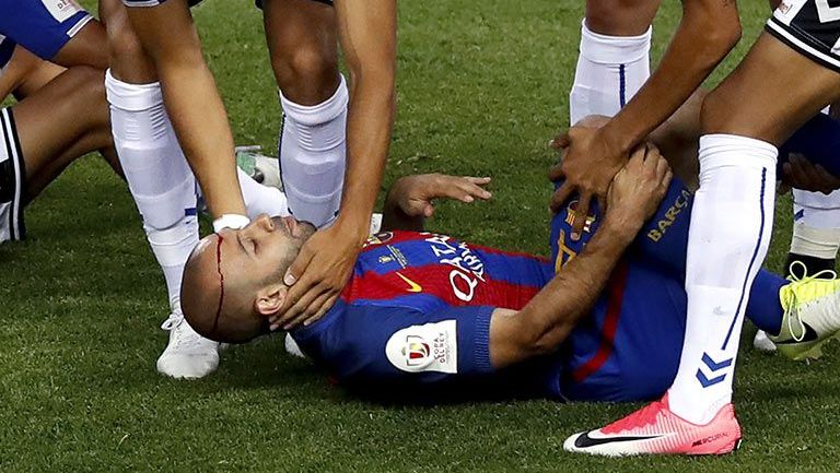 Mascherano quedó tendido en el césped tras el golpe que se llevó