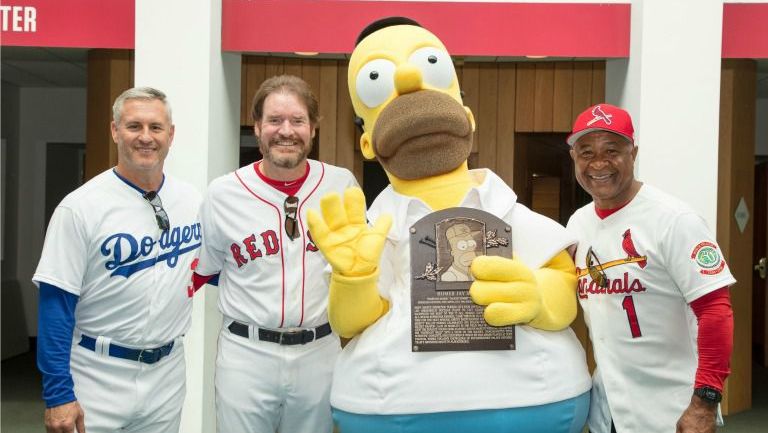 Sax, Boggs y Smith junto a una botarga de Homero Simpson