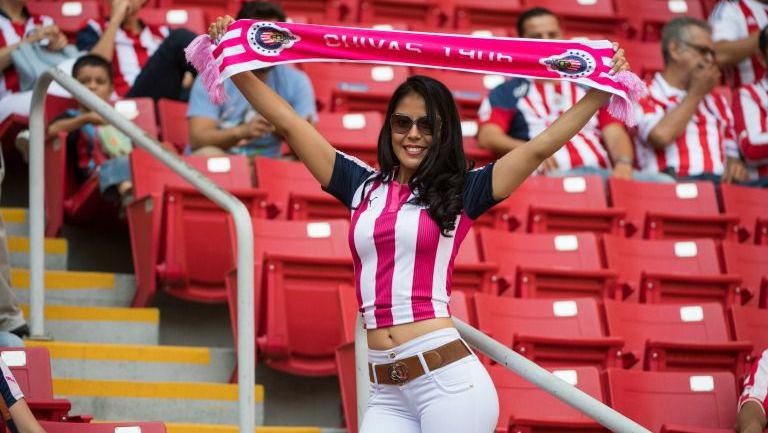 Aficionada de Chivas sostiene una bufanda de su equipo