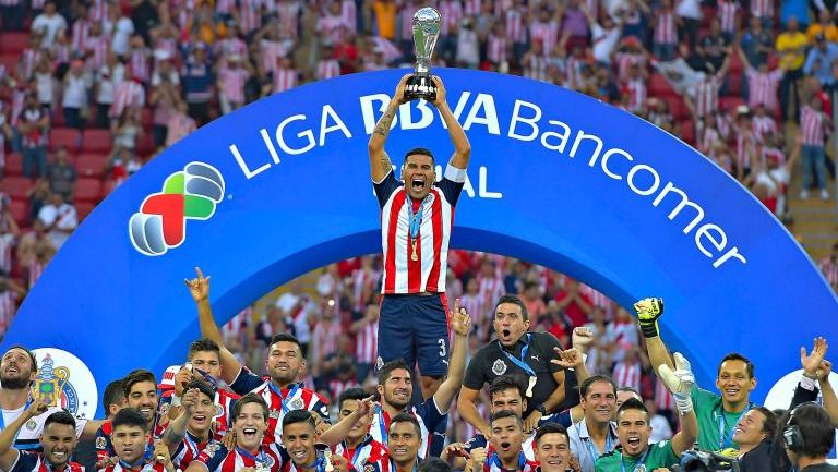 Jugadores de Chivas festejan su título del Clausura 2017