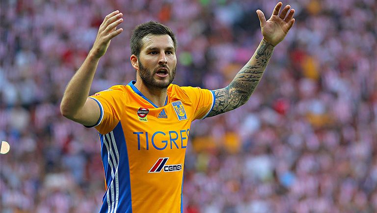 Gignac levanta los brazos durante la Final