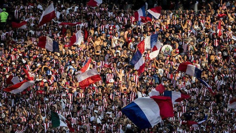 Aficionados de Chivas durante el partido contra Tigres 