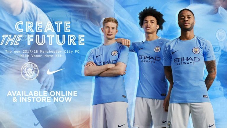 Jugadores del City presumen la nueva equipación de los Citizens