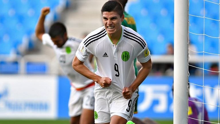 Ronaldo Cisneros celebra el gol del triunfo de México