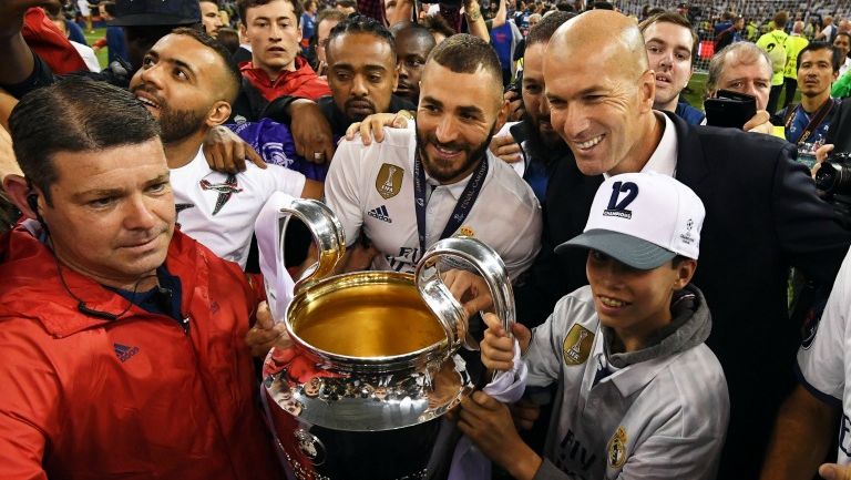 Karim Benzema carga el trofeo de la Champions tras coronarse con el Real Madrid