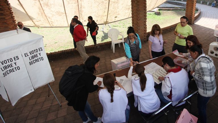 Ciudadanos acuden a votar a las casillas en el Edomex