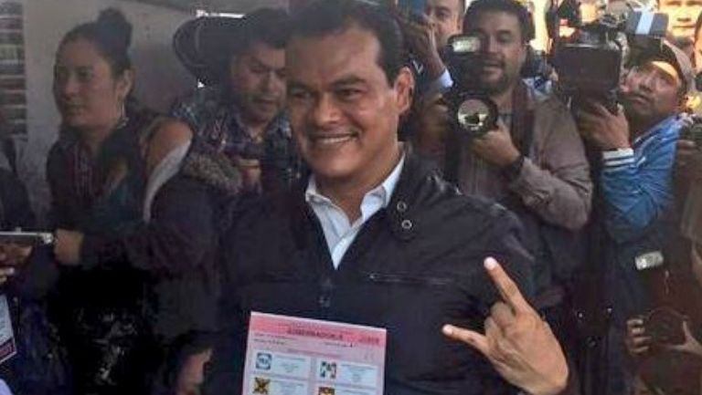 Juan Zepeda al momento de realizar su voto