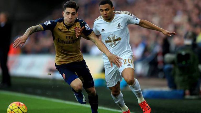 Montero disputa un duelo con el Swansea frente al Arsenal 