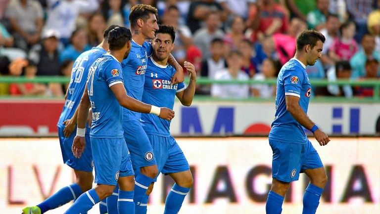 Jugadores de Cruz Azul festejan un gol de Silva contra León en la J17 del C2017