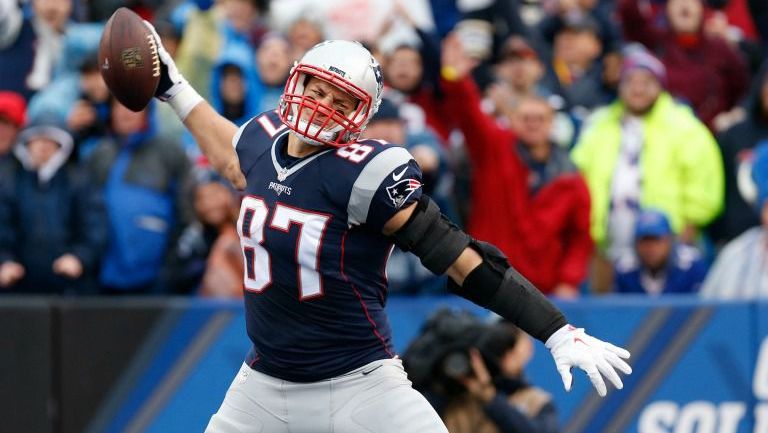 Gronkowski celebra lanzando un balón al suelo