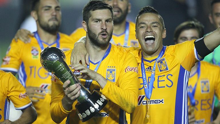 Gignac y Juninho, con el trofeo de campeón del Apertura 2016