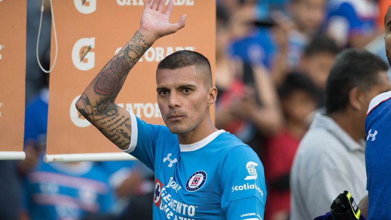 Ruiz saluda a la afición de Cruz Azul en el Clausura 2017