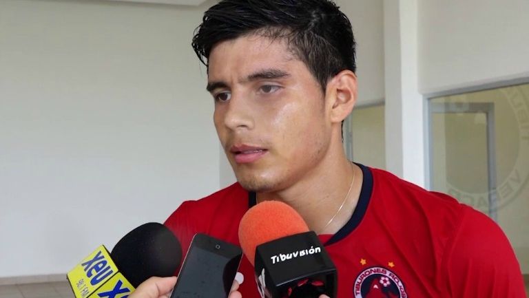 Herrera es entrevistado durante su paso por los Tiburones Rojos