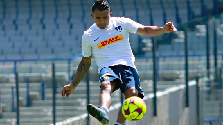 Cortés dispara en un entrenamiento de Pumas