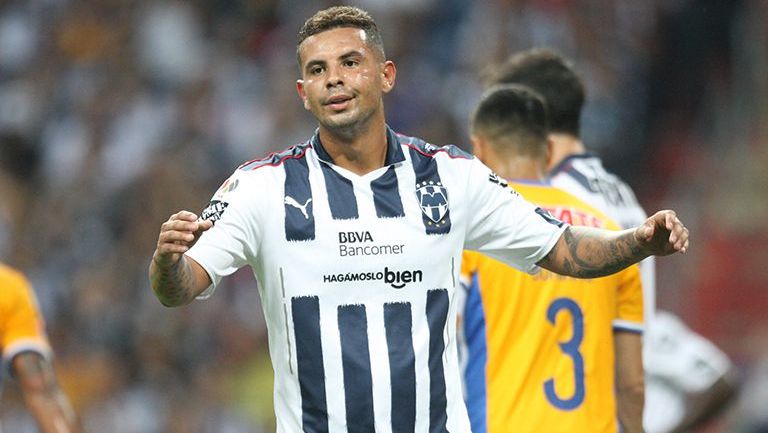 Edwin Cardona se queja durante un juego de Rayados