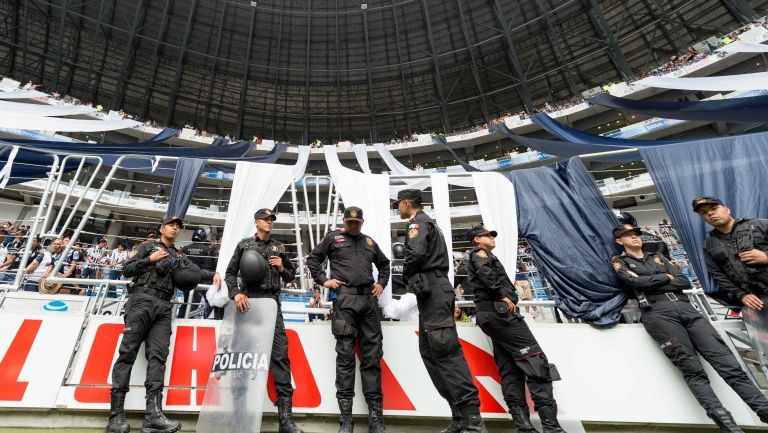 Elementos de seguridad custodian a la porra de Rayados