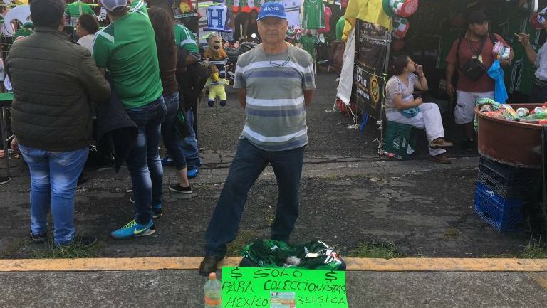 Jaime Colín espera a las afueras del Estadio Azteca