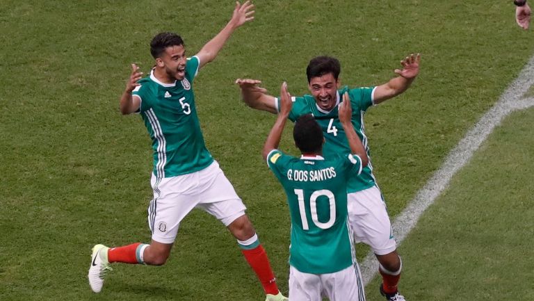 Alanis festeja con sus compañeros el primer gol de México