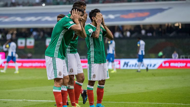 Festejo del gol de Jiménez, Reyes y Corona en el gol del delantero del Benfica