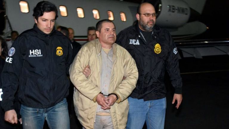 El Chapo es escoltado por dos agentes de la DEA