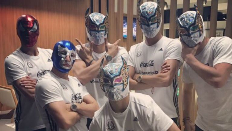 Los jugadores de la Selección portando unas máscaras de luchador