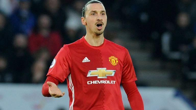 Zlatan se lamenta en un duelo con el Manchester United