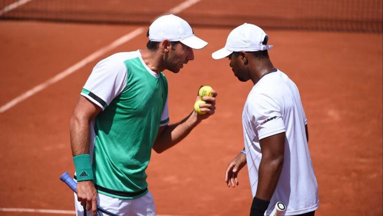 Santiago González platica con Young en Roland Garros