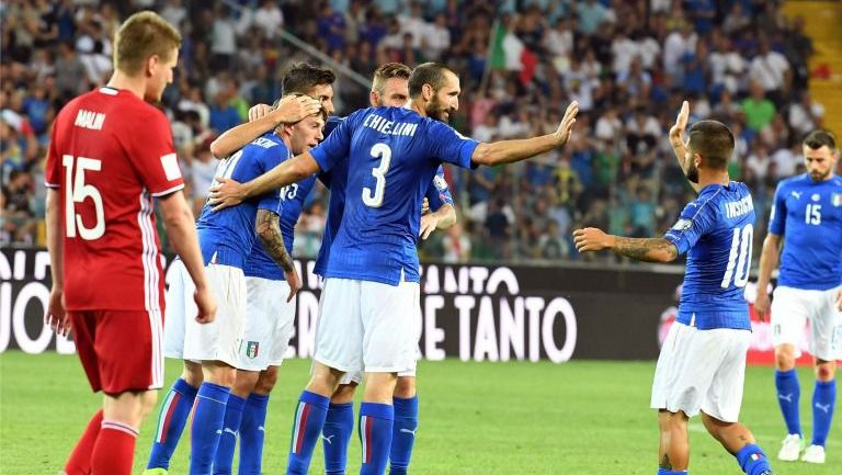 Jugadores italianos celebran el gol de Bernardeschi contra Liechtenstein