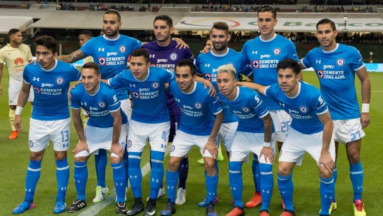 Los jugadores de Cruz Azul posan para la foto previo a un partido en el estadio Azteca