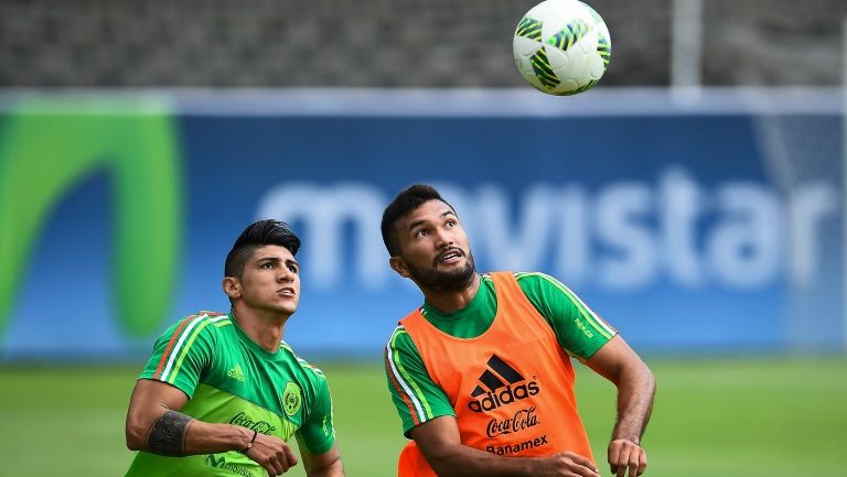 Hedgardo Marín y Alan Pulido pelean un balón en un entrenamiento del Tri