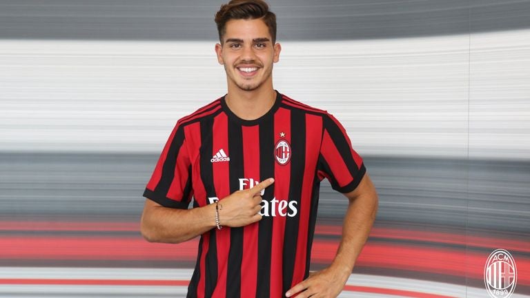 André Silva porta la camiseta del Milán en su presentación