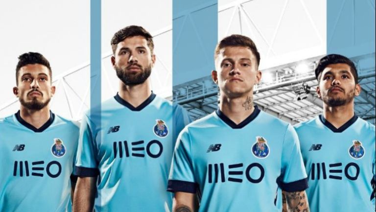 Tecatito Corona modela el jersey del Porto