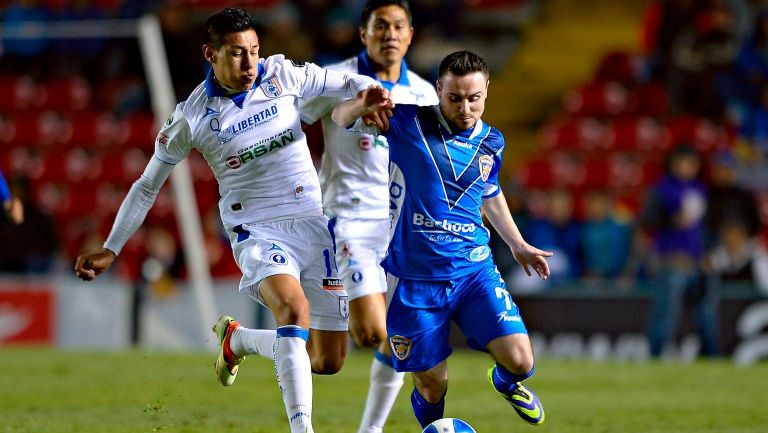 Una acción de un partido de Copa MX entre Celaya y Querétaro