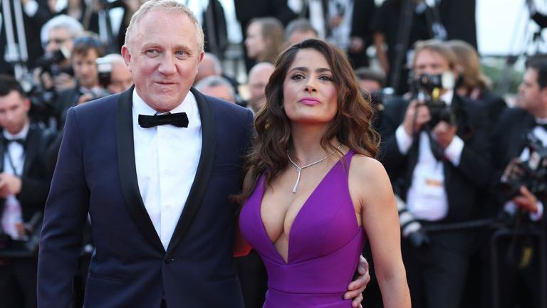 Salma Hayek posa con su pareja durante un evento de Cannes