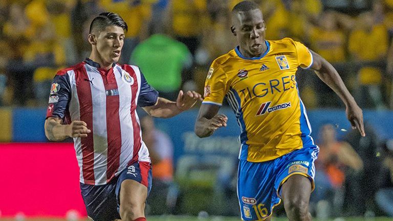 Advíncula, en la marca sobre Alan Pulido 