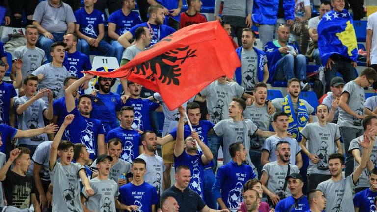 Aficionados de Kosovo durante el juego contra Turquía