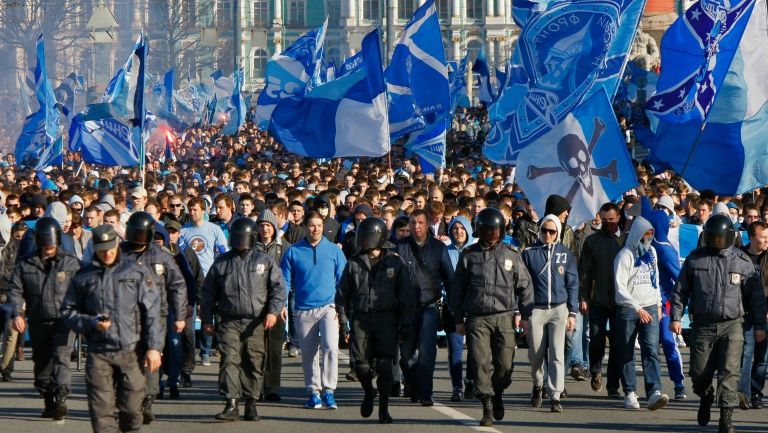 Aficionados rusos caminan al estadio mientras son custodiados
