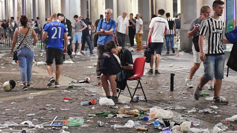 Hombre se duele tras la estampida en la plaza San Carlo de Turín 