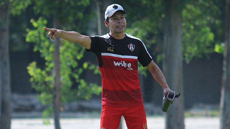 Profe Cruz da indicaciones durante la pretemporada de Atlas